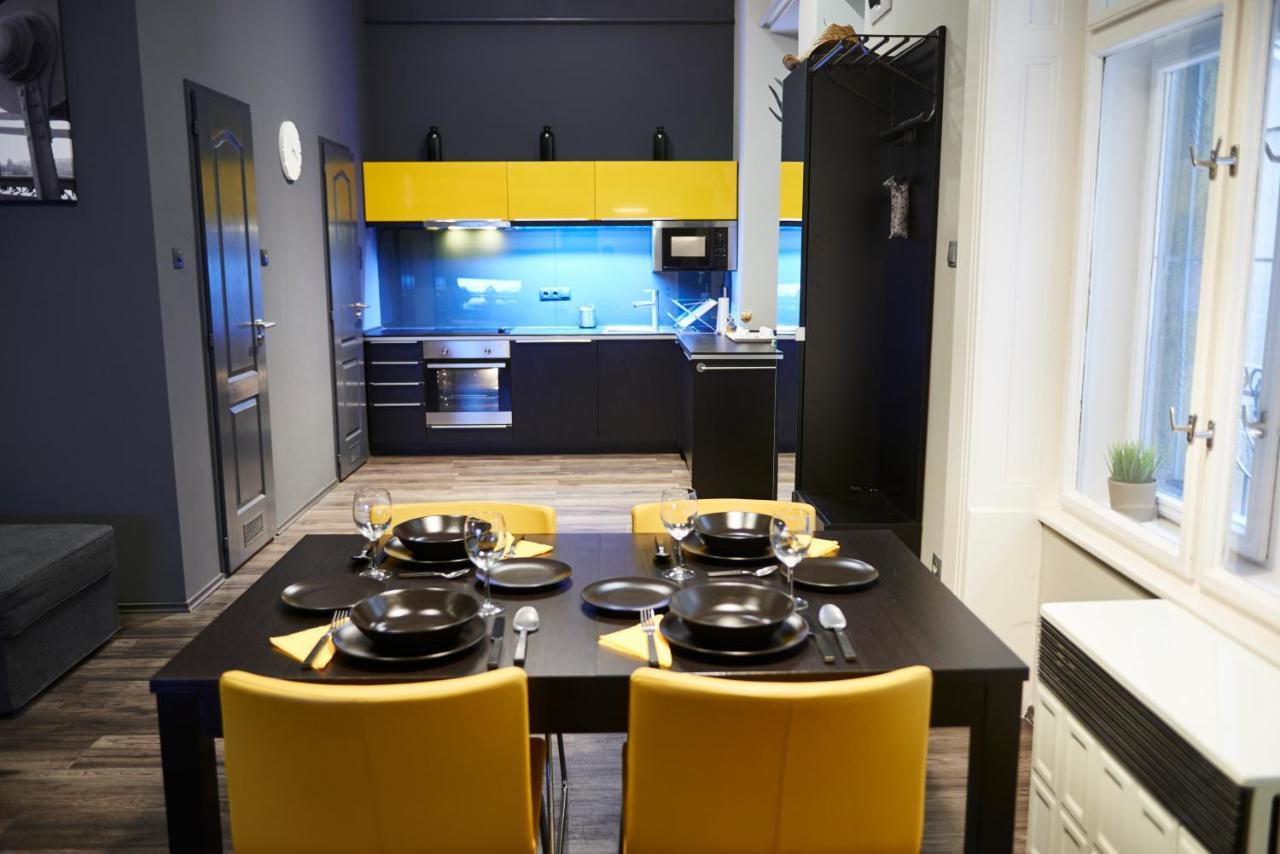 Location Yellow-black * Budapešť
