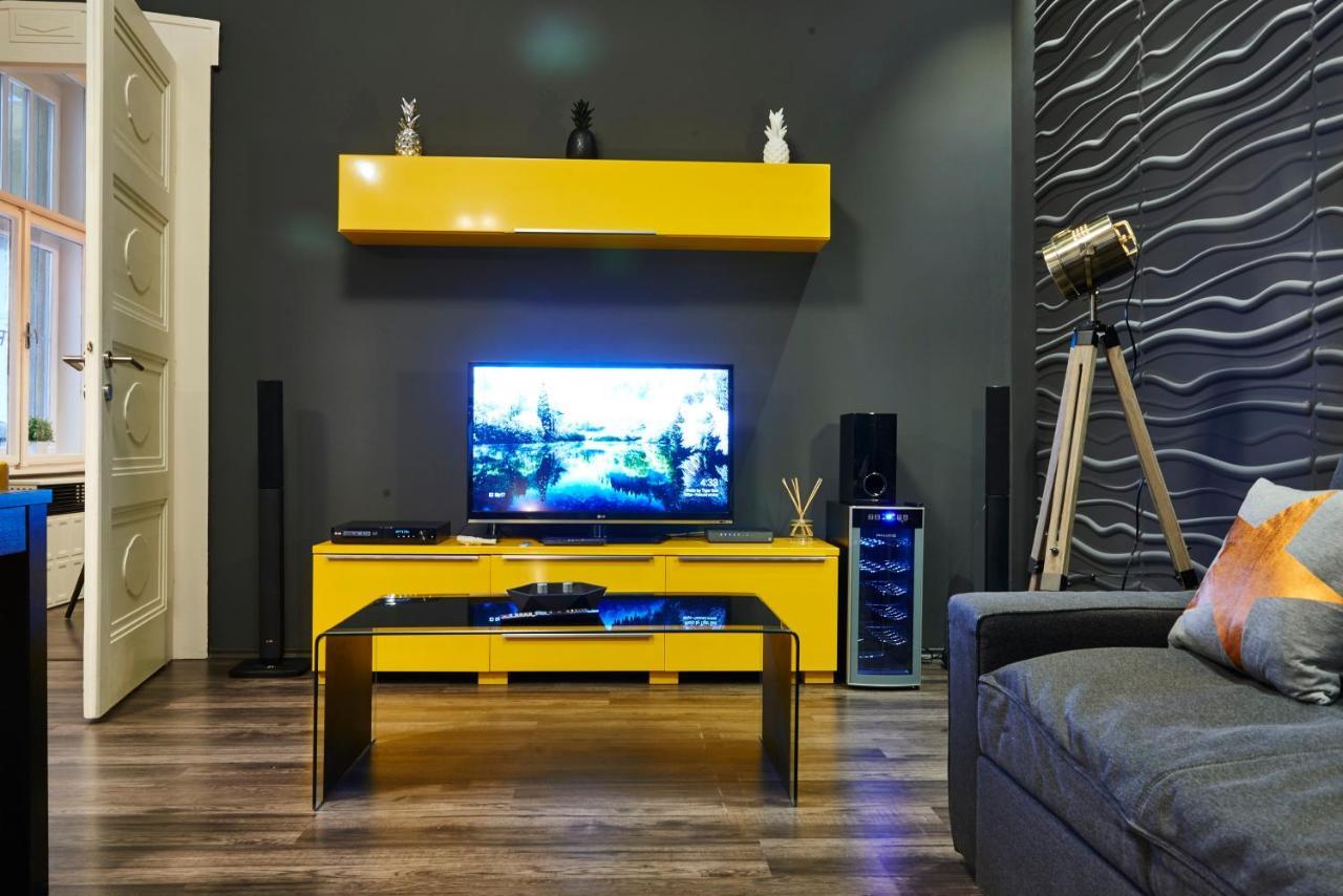 Apartmán Location Yellow-black